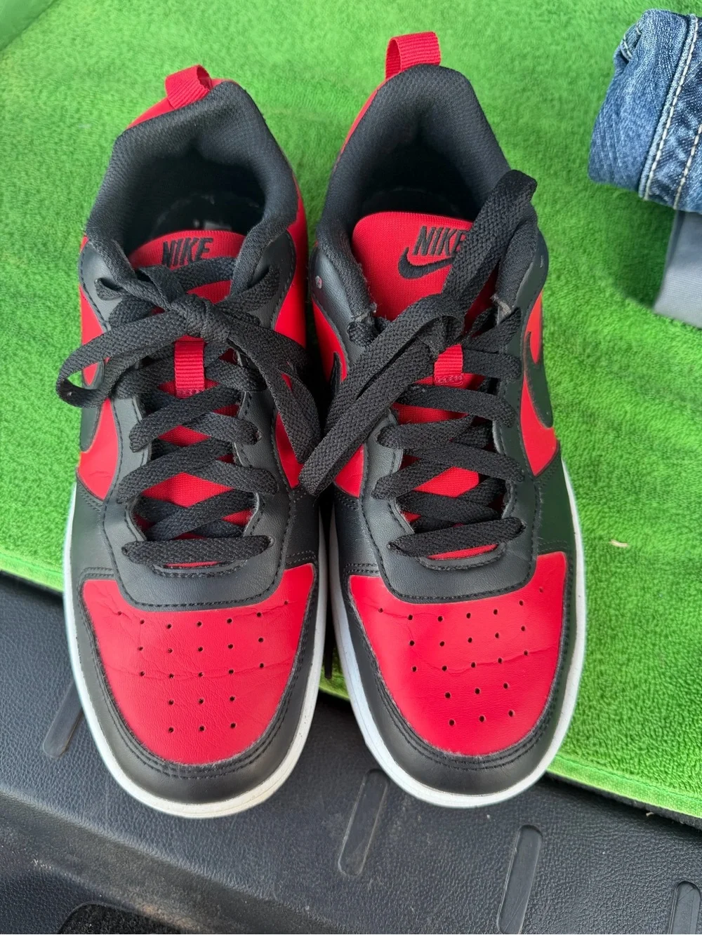 Nike Kids Black and Red Low-Top Sneakers